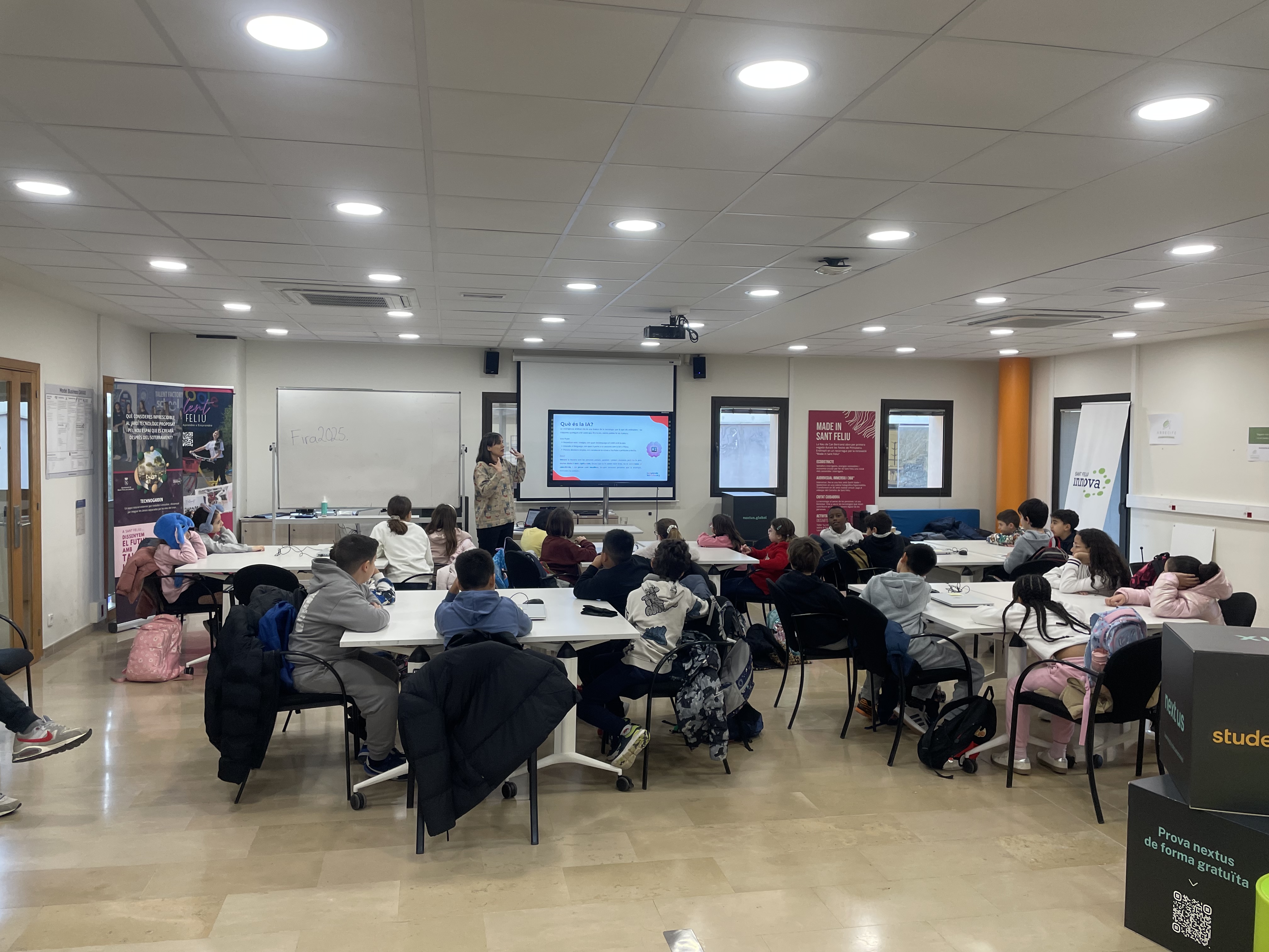 Participants al taller Desxifra la IA a les aules