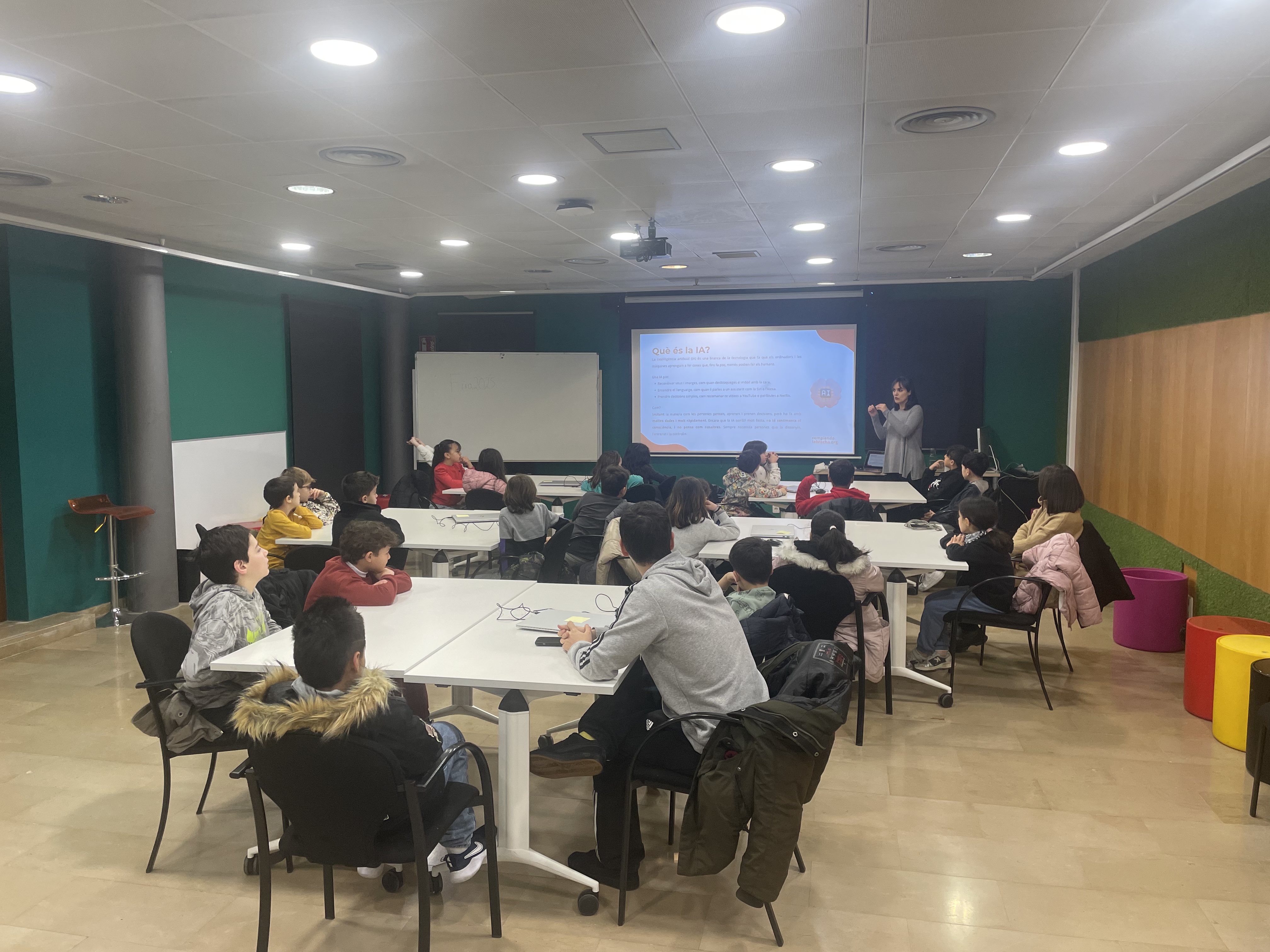 Alumnes participant activament al taller de IA a les escoles
