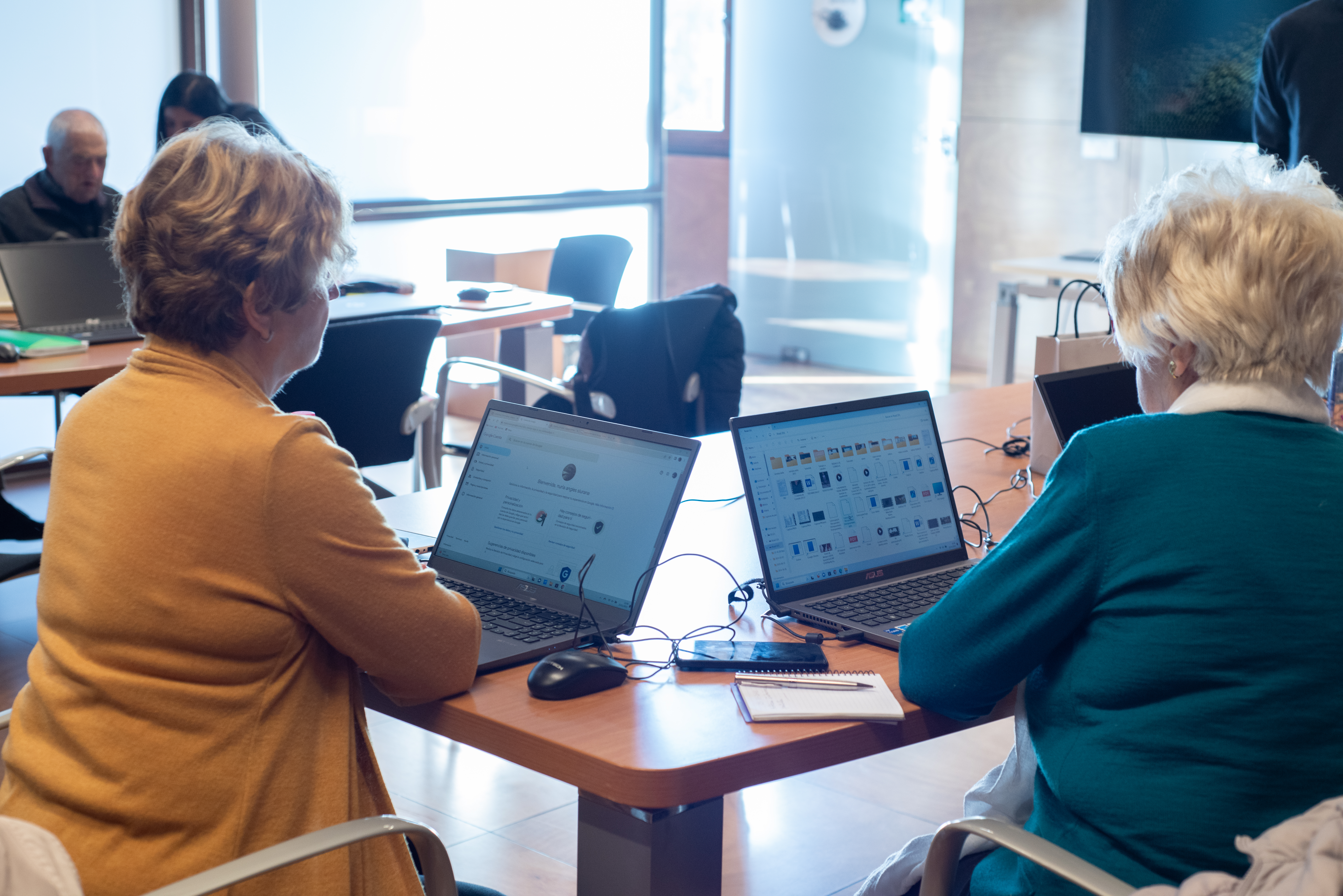 Alumnes del Citilab col·laborant i dissenyant les guies de suport digital