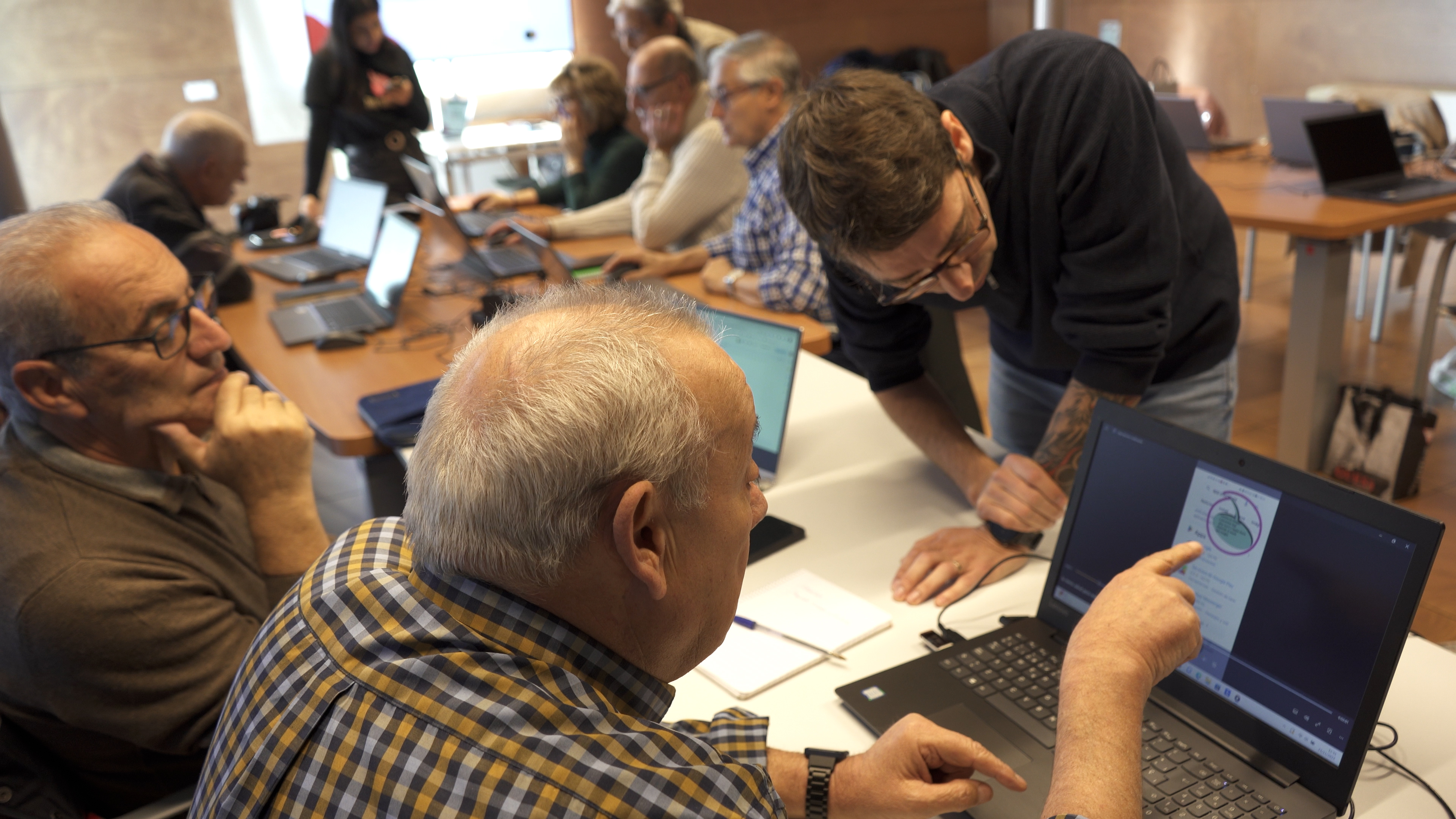 Equip i participants en una sessió de formació de Rompiendo la Brecha